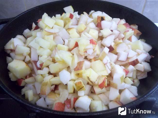 Яблоки отправлены в сковороду с растопленным маслом