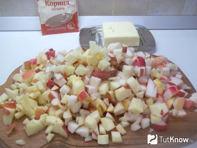 Яблоки нарезаны кубиками