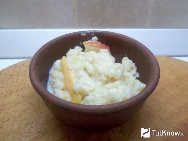 Готовая манка с яблоками в микроволновке