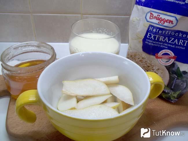 Груши нарезаны дольками и сложены в емкость ля готовки
