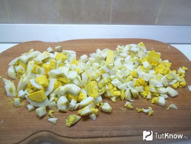 Яйца отварены, очищены и нарезаны кубиками