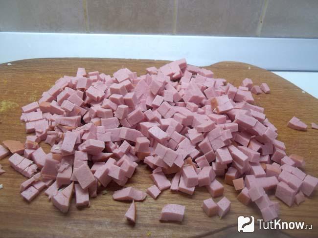 Колбаса нарезана кубиками