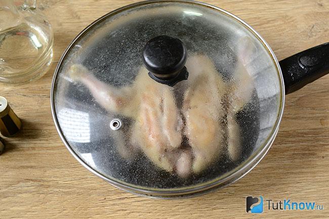 Цыпленок жарится на сковороде