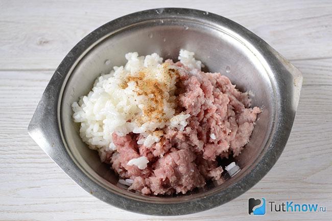 Рис с мясным фаршем в мисочке