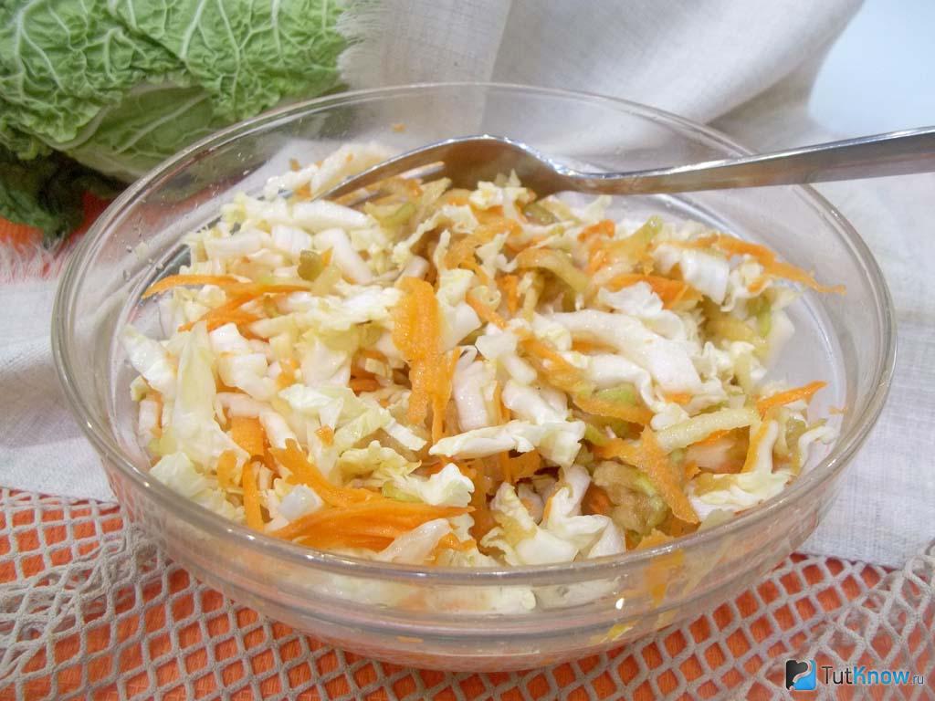 Калории в салате из капусты и моркови. Салат витаминный из капусты. Салат с капусты и груздями. Морковно-яблочный салат с йогуртом. Яблочно капустный салат при запоре.