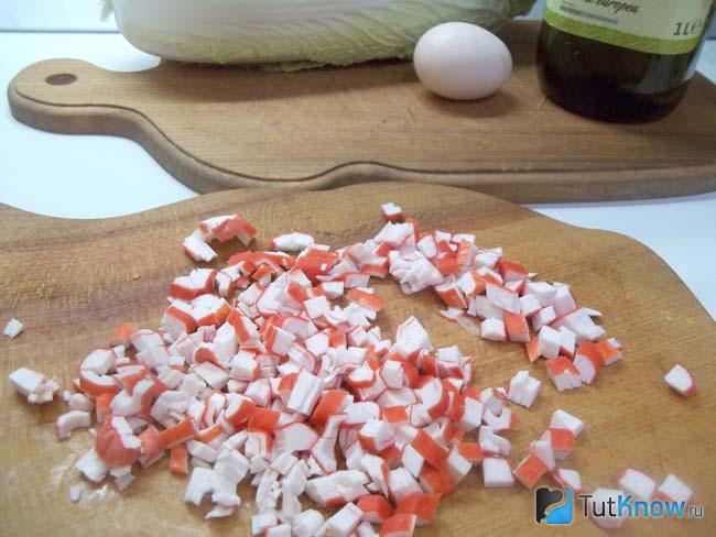 Редька нарезана соломкой Крабовые палочки нарезаны кубиками