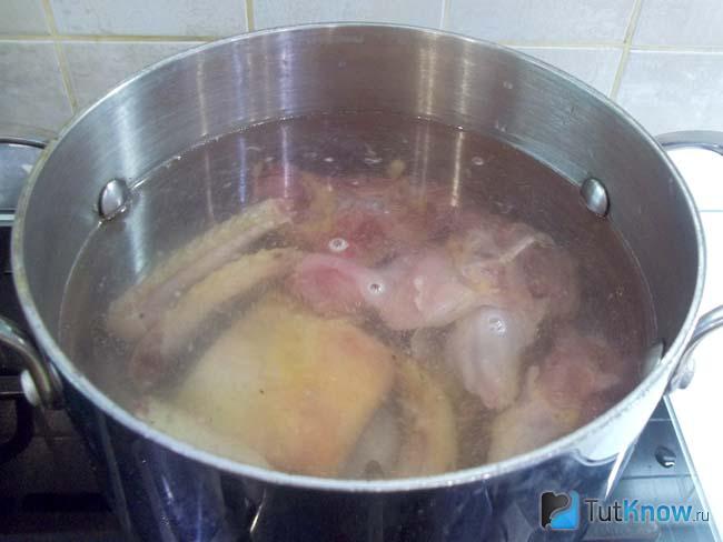 суп со спаржей и курицей. 1545078760 4. суп со спаржей и курицей фото. суп со спаржей и курицей-1545078760 4. картинка суп со спаржей и курицей. картинка 1545078760 4. Горячее первое блюдо – обязательная составляющая правильного обеда. Если уже надоели и приелись обычные супы, рекомендуем побаловать себя и родных куриным супом со спаржей. Интересные рецепты его приготовления ждут вас ниже.