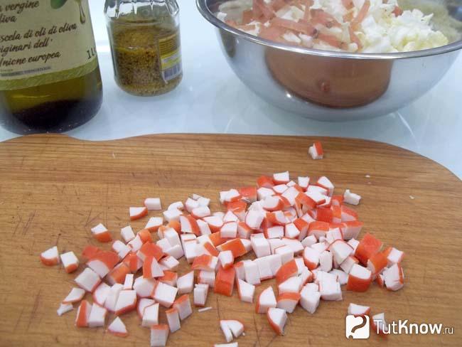Крабовые палочки нарезаны кубиками