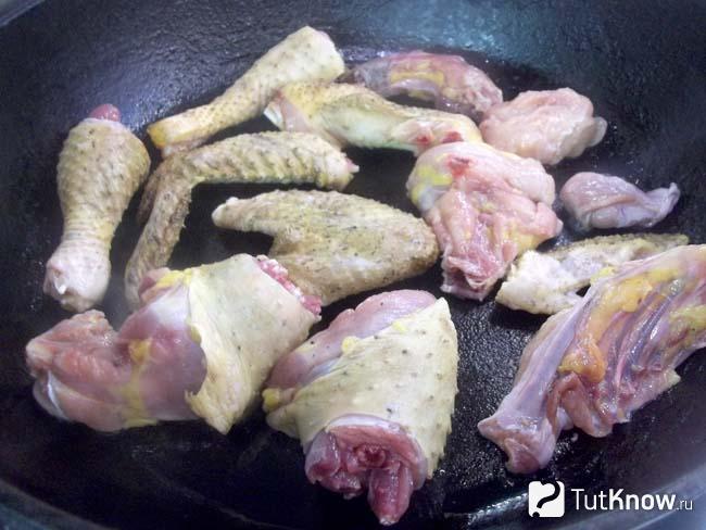 Курица нарезана кусочками