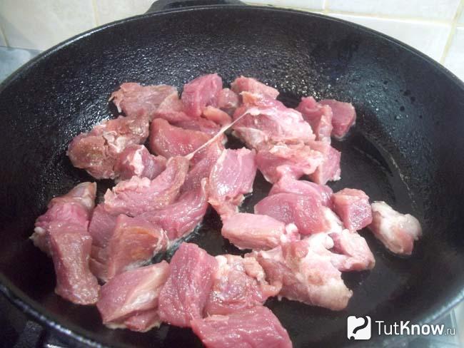 Мясо жарится в сковороде
