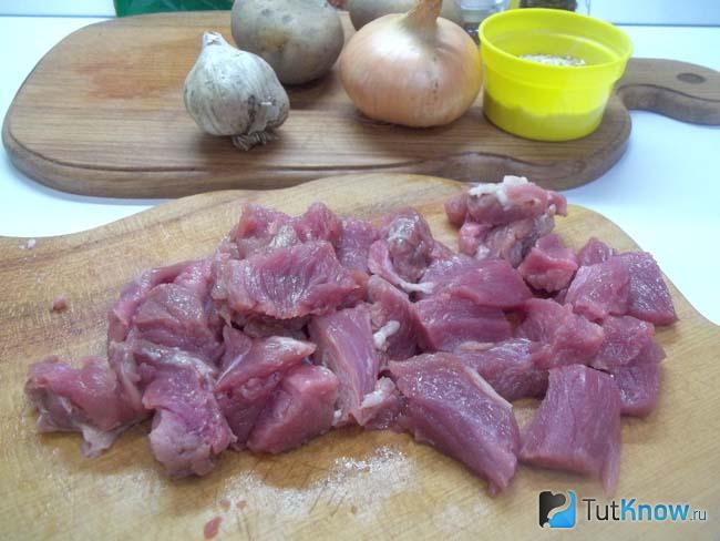Мясо нарезано кусочками
