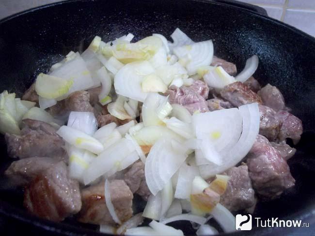 К мясу добавлен лук