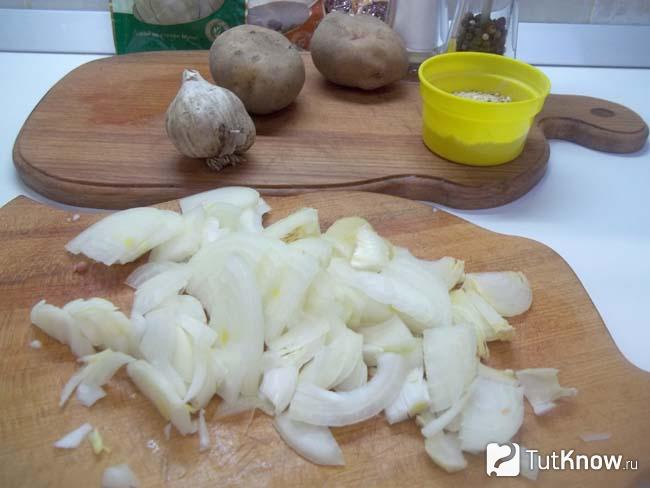 Репчатый лук нашинкован полукольцами