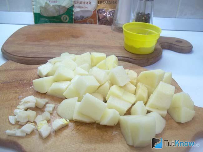 Картофель нарезан кубиками