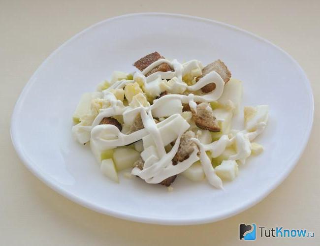Луковый салат с сыром Шропшир Блю