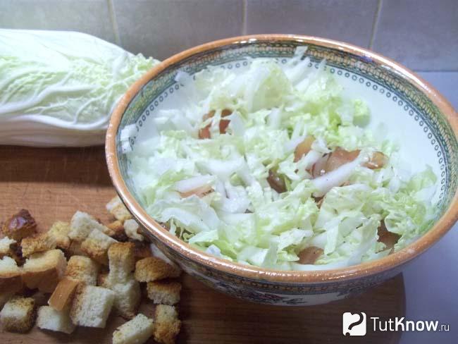 Готовый салат с ветчиной, пекинской капустой и сухариками