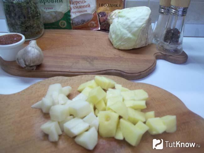 Картофель нарезан кубиками