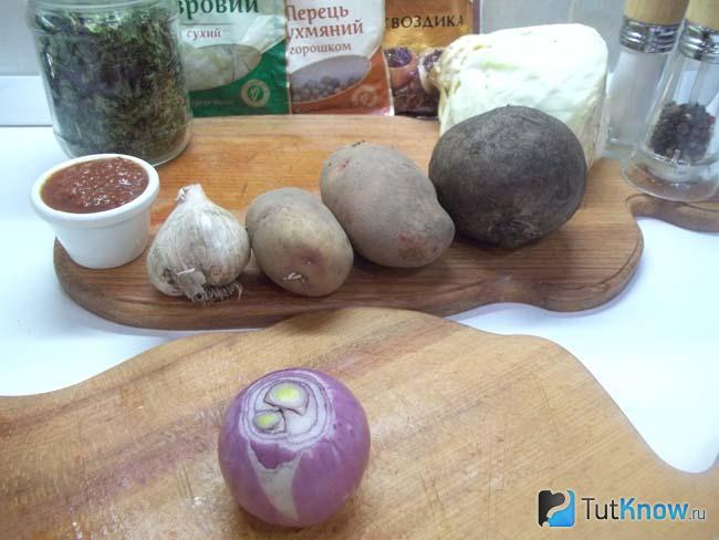 Репчатый лук очищен