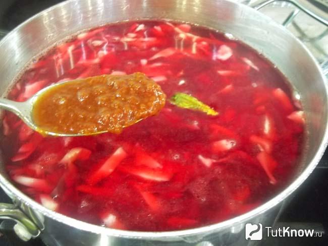 В кастрюлю добавлен томатный соус