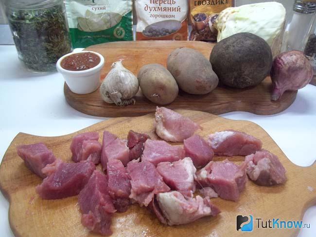Мясо нарезано кусочками