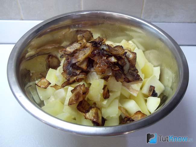 К кабачкам и картофелю добавлен жареный лук