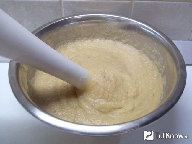 Кабачки, картофель и жареный лук измельчены блендером