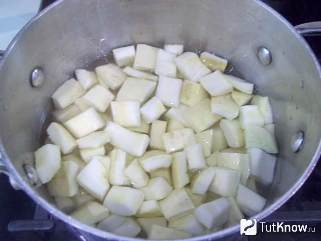 Картофель и кабачки залиты водой и отварены