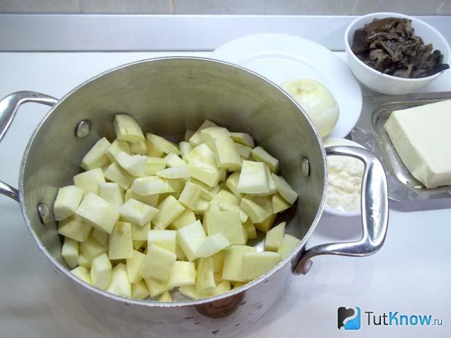В кастрюлю сложен картофель и кабачки