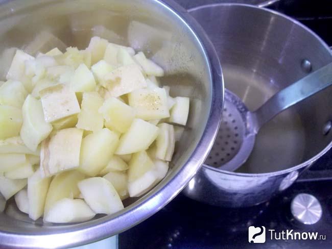 Отваренные кабачки и картофель извлечены из кастрюли
