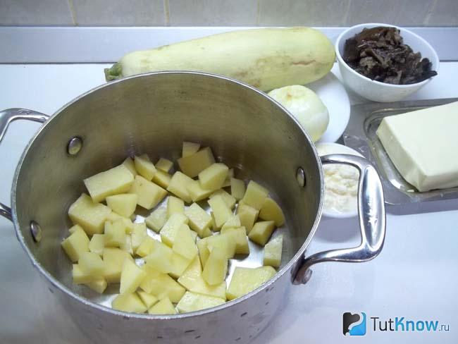 Картофель очищен и нарезан кубиками