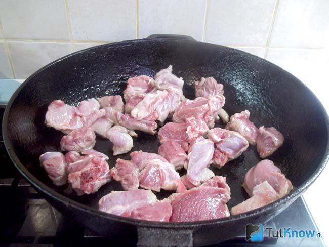 Мясо нарезано кусочками