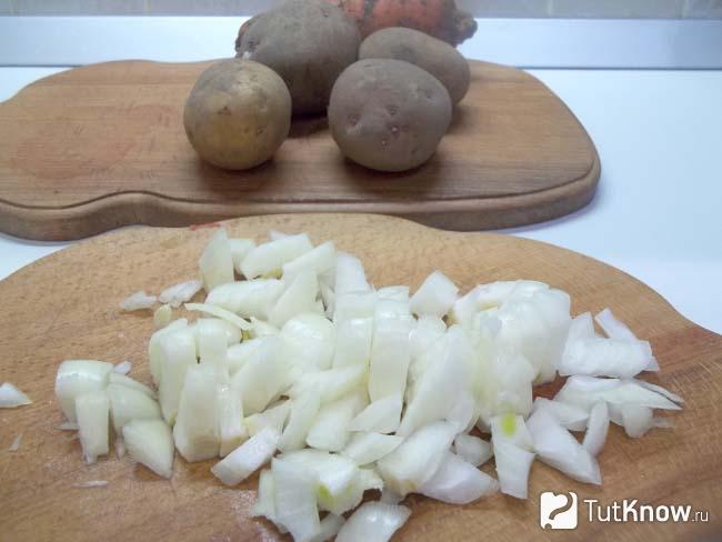 Репчатый лук нашинкован полукольцами