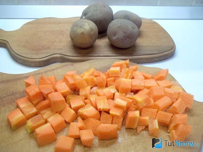 Морковь нарезана кубиками