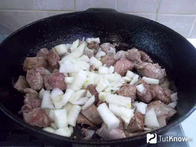 К мясу добавлен лук