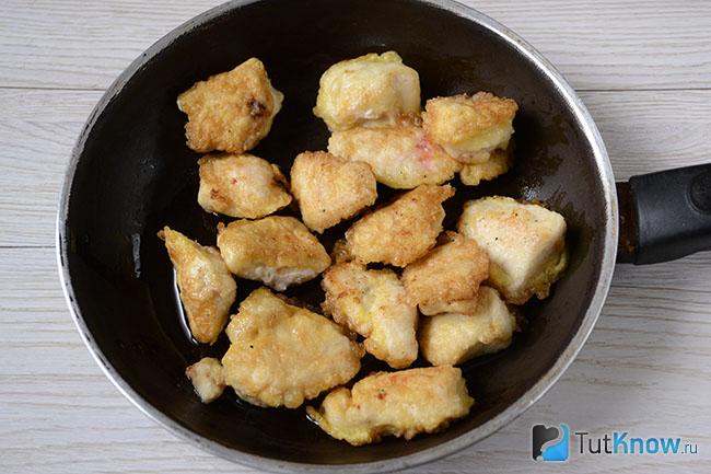 Куриное филе жариться на сковороде