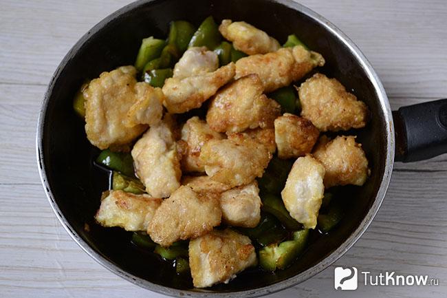 Сладкий перец с куриным филе на сковороде
