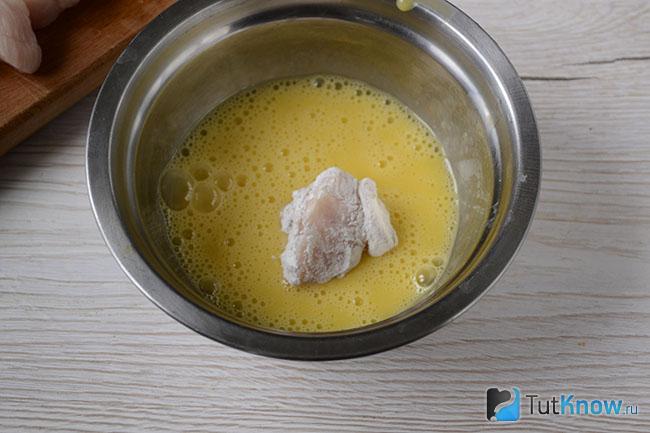 Кусочек куриного филе в желтке