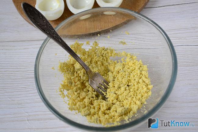 Измельченный куриный желток в мисочке
