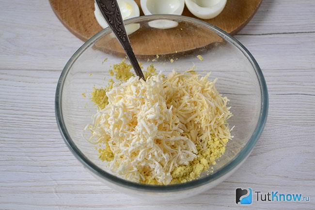 Измельченный куриный желток с плавленым сыром