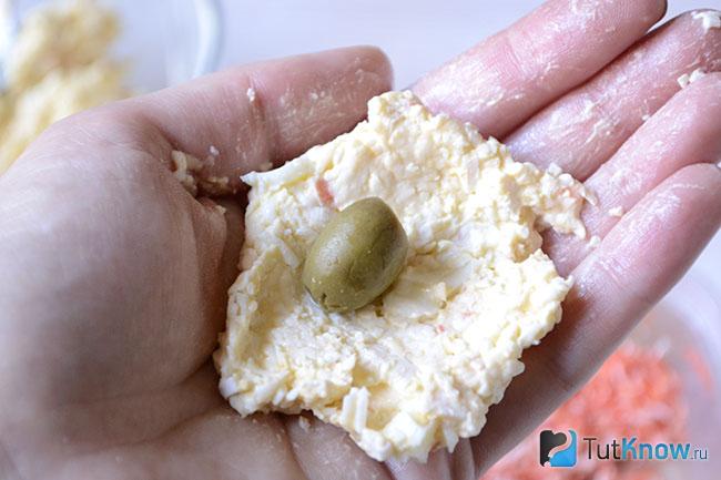 Крабовые палочки рецепты шарики. 1545668510 5. Крабовые палочки рецепты шарики фото. Крабовые палочки рецепты шарики-1545668510 5. картинка Крабовые палочки рецепты шарики. картинка 1545668510 5. Накрывая стол для гостей, любой радушной хозяйке непременно хочется поразить визитеров своими кулинарными способностями. Вот и мы с дочерью, немного поразмыслив, решили обычный классический салат преподнести в не очень стандартной форме – сформировать из него небольшие закусочные крабовые шарики.