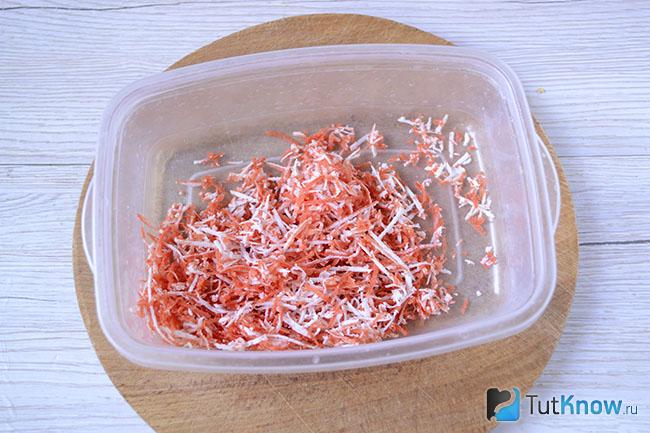 Крабовые палочки рецепты шарики. 1545668565 1. Крабовые палочки рецепты шарики фото. Крабовые палочки рецепты шарики-1545668565 1. картинка Крабовые палочки рецепты шарики. картинка 1545668565 1. Накрывая стол для гостей, любой радушной хозяйке непременно хочется поразить визитеров своими кулинарными способностями. Вот и мы с дочерью, немного поразмыслив, решили обычный классический салат преподнести в не очень стандартной форме – сформировать из него небольшие закусочные крабовые шарики.