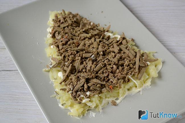 Печень на слое картофеля салата «Новогодняя елочка»