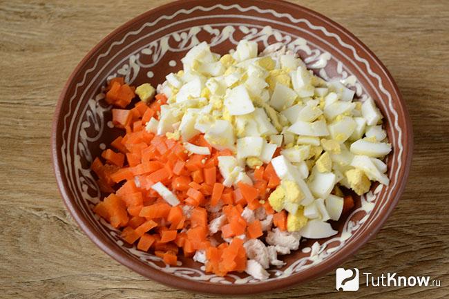 Куриное филе, яйца и вареная морковка