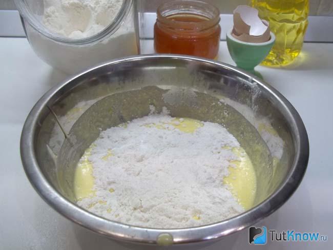 К жидким продуктам добавлена мука