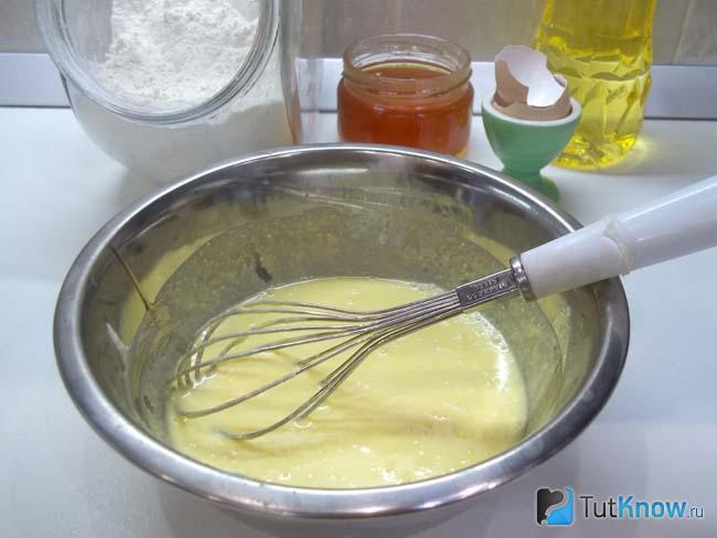 Жидкие продукты перемешаны венчиком