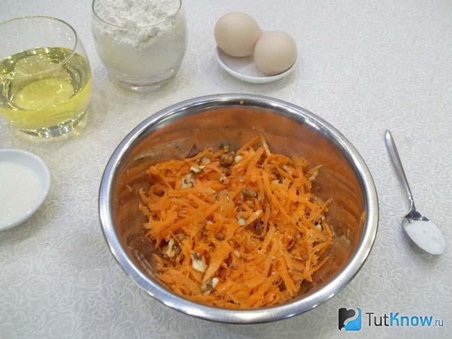 Морковь, орехи и имбирь перемешаны