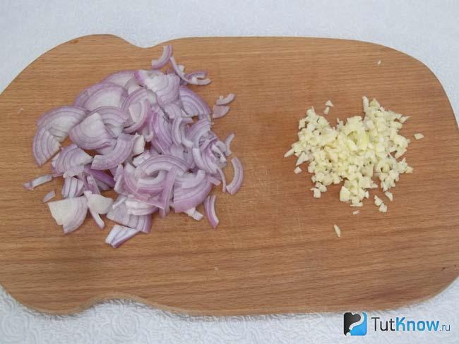 Репчатый лук и чеснок нарезаны