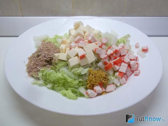 Готовый салат из пекинской капусты с сыром, отрубями и крабовыми палочками