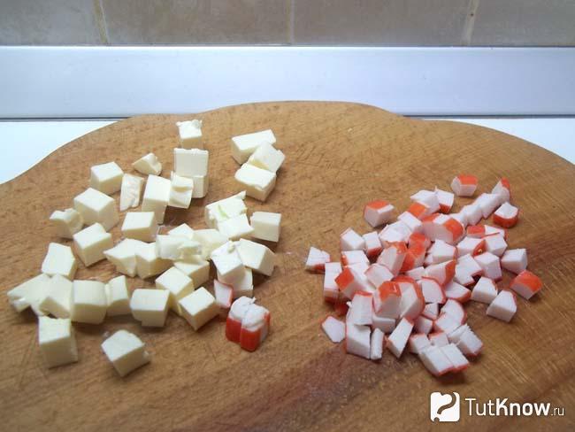 Сыр и крабовые палочки нарезаны кубиками