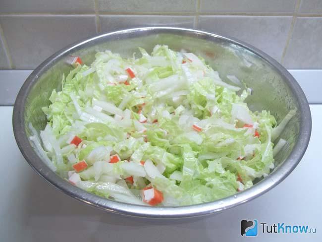 Готовый салат из пекинской капусты, редьки и крабовых палочек